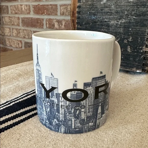 2005 Starbucks Skyline Series New York Mug